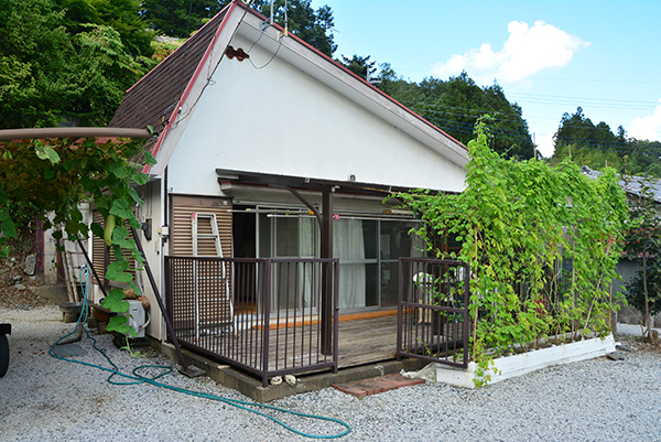 正面に武甲山を望める郊外にある菜園付のこぶりな家