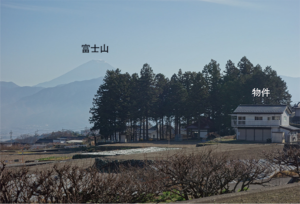 富士山と甲府盆地を望む　農地・作業場付住宅
