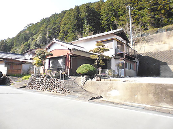 旧熊野街道沿いの小ぶりな和風住宅