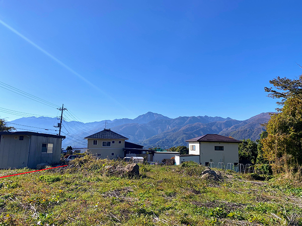 甲斐駒ヶ岳を正面に望む日当たりも良く生活便利な土地