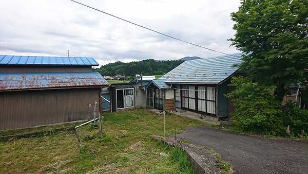 早瀬川のほとりに佇む小さな菜園付きの住宅